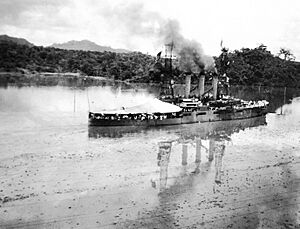 Archivo:USS Missouri (BB-11) in Gatun Lake, Panama Canal, July 16, 1915 (18474364866)