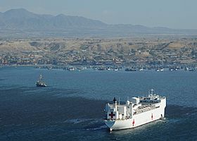 Archivo:US Navy 110430-N-NY820-273 The Military Sealift Command hospital ship USNS Comfort (T-AH 20) is anchored off Paita, Peru during a Continuing Promis