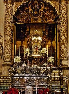 Archivo:Urna de San Fernando y Virgen de los Reyes (Capilla Real de la catedral de Sevilla)