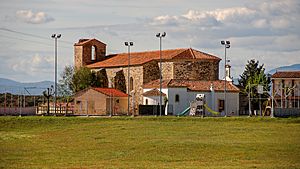 Archivo:Vista de iglesia, ermita y colegio en Toril