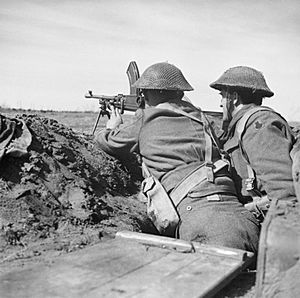 Archivo:A British Bren gun crew in a trench at Anzio, Italy, 13 March 1944. NA12887