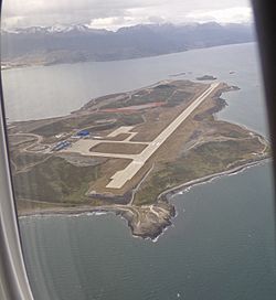 Archivo:Aeropuerto Malvinas Argentinas Ushuaia - vista aérea 01