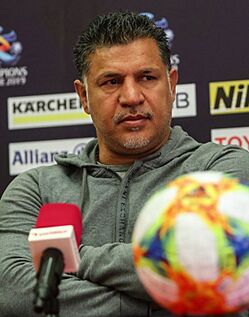 Archivo:Ali Daei, Saipa vs. Al-Rayyan pre-match conference
