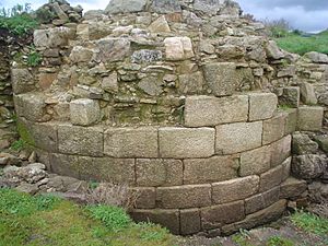 Archivo:Basamento dun dos torreóns castelo da rocha