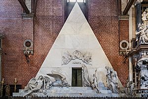Archivo:Basilica di Santa Maria dei Frari interno - Monumento di Canova
