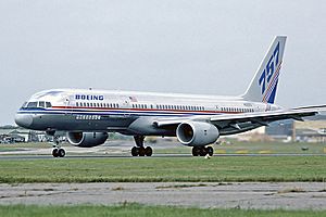 Archivo:Boeing 757-200 Farnborough 1982 Fitzgerald
