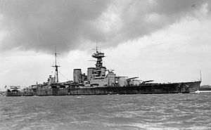 Archivo:British Battlecruiser HMS Hood circa 1932