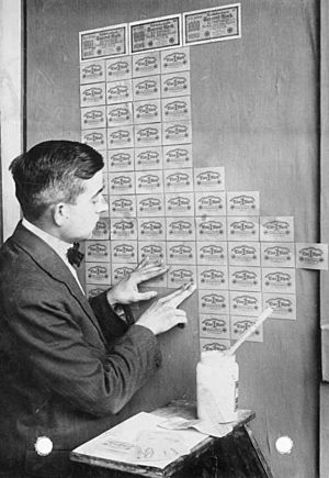 Archivo:Bundesarchiv Bild 102-00104, Inflation, Tapezieren mit Geldscheinen