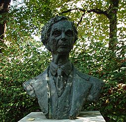 Archivo:Bust Of Bertrand Russell-Red Lion Square-London