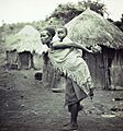 COLLECTIE TROPENMUSEUM Portret van een Swazi vrouw met kind op haar rug bij Mbabane TMnr 10004275