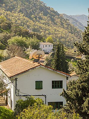 Archivo:Casas del poblado del Salto de Aldeadávila (España)