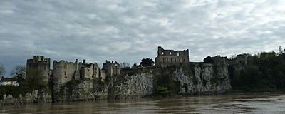 Archivo:Chepstow Castle from North bank