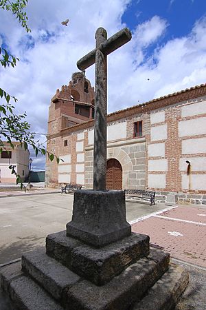 Archivo:Crucero o cruz, Iglesia de Nuestra Señora de la Asunción, Muñomer del Peco, 02