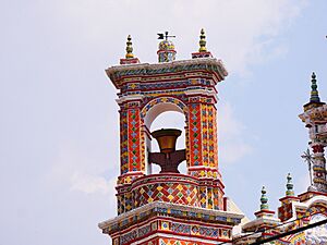 Archivo:Espadaña con campanario del Templo de San Francisco Acatepec 02
