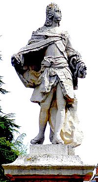Archivo:Estatua del Rey Fernando VI de Borbón colocada en la plaza redonda del Real Sitio de San Fernando el 21 de marzo de 1844 por Isabel II