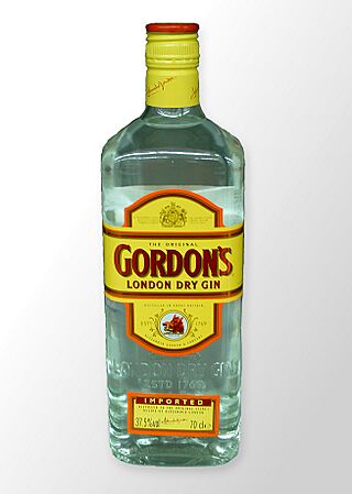 Gordons London Dry Gin im Regal.jpg