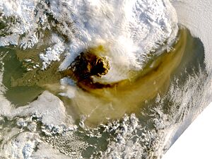 Archivo:Grímsvötn Volcano Showing Plume - May 22