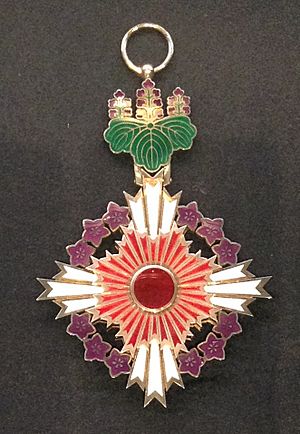 Archivo:Grand Cordon of the Order of the Paulownia Flowers 001