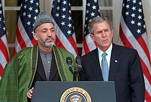 Archivo:Hamid Karzai and George W. Bush in 2002