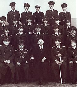 Archivo:Isaías Medina Angarita junto a un grupo de oficiales del Ejército