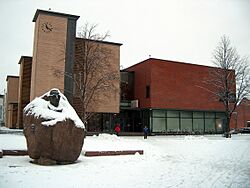 Kirjasto ja Paasikiven patsas H2806 C.JPG