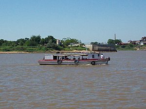 Archivo:Lancha de transporte internacional cruzando el río Paraguay, entre Alberdi (Ñeembucú, Paraguay) y Formosa (Argentina).