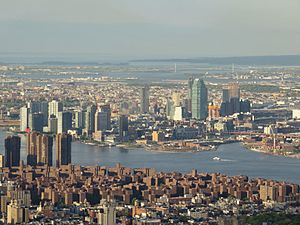 Archivo:Long Island City from One World Observatory 2017