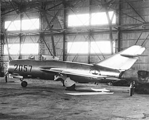 Archivo:MiG-15bis in hangar at Kimpo AB 21 Sept 1953