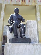 Archivo:Monumento Nacional a Don Marco Fidel Suarez(2)-Bello