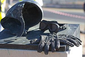 Archivo:Monumento a Ángel Nieto en el Jarama - 01
