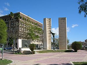 Archivo:Monumento juan de la cierva-Murcia