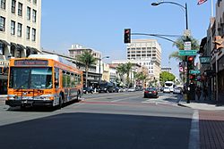 Archivo:Old Town Pasadena and Metro Local bus