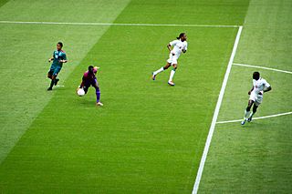 Archivo:Ousman Mane rolls the ball Mexico vs Senegal @ London 2012 -8