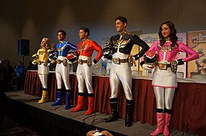 Archivo:Power Rangers Megaforce Cast at Power Morphicon 3. Photo taken by RangerCrew
