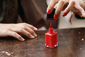 Archivo:Red nail polish in application