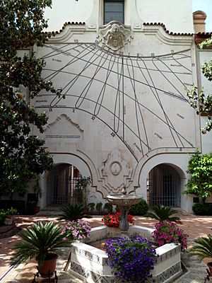 Archivo:Reloj solar - Palacio de la Merced