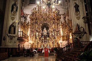 Archivo:Retablo y Camarín de Nuestra Señora del Rosario de Granada