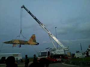Archivo:Retirada del avión de la rotonda de Castuera.