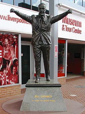Archivo:Shankly statue out front