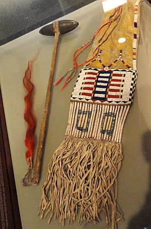 Archivo:Sitting Bull's tobacco bag and ceremonial war club - Native American collection - Peabody Museum, Harvard University - DSC05403