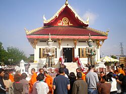Archivo:Songkran at Wat Thai in Los Angeles, April 2008