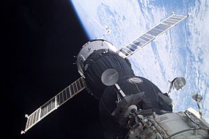 Archivo:Soyuz TMA-1 at the ISS