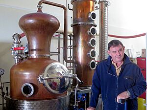Archivo:St Helena Distillery (15861418044)