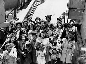 Archivo:StateLibQld 1 77690 English war brides who arrived in Brisbane in October 1945