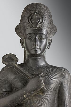 Archivo:Statue of Ramses II from Karnak, granodiorite - C 1380 Museo Egizio (Turin) 09