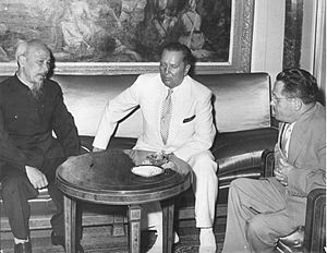 Archivo:Stevan Kragujevic, Ho Chi Minh, Josip Broz Tito and Edvard Kardelj, Beograd, avgust 1957