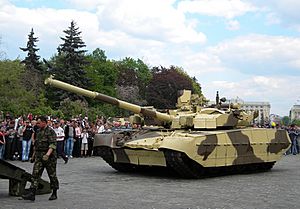 Archivo:T-84 Oplat guided onto a tank transporter
