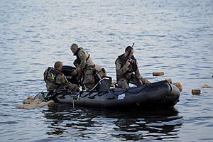 Archivo:U.S. Army Special Forces Soldiers assemble the engine of a Zodiac boat for a training mission April 26, 2013, at Hurlburt Field, Fla., during exercise Emerald Warrior 2013 130426-F-IF848-789