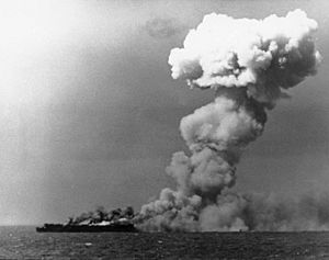 Archivo:USS Princeton (CVL-23) burning on 24 October 1944 (80-G-287970)