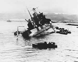 Archivo:USS Utah (AG-16) capsizing at Pearl Harbor on 7 December 1941 (80-G-266626)